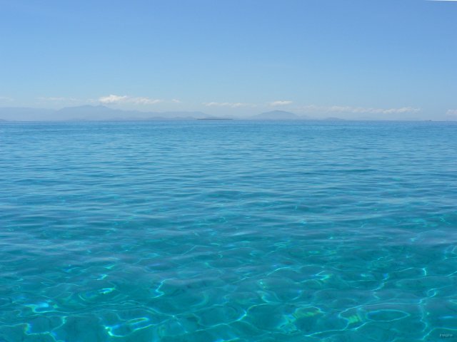 125- Les eaux claires du lagon, Noumea au fond 